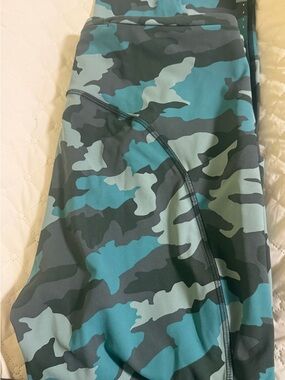 lululemon athletica Blue Teal Camo Leggings Size 14 woman’s washed but new